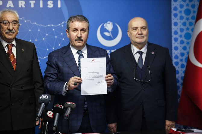 Destici, Cumhurbaşkanı Erdoğan'ın cumhurbaşkanlığı adaylığı için partisinin verdiği kararı imzaladı