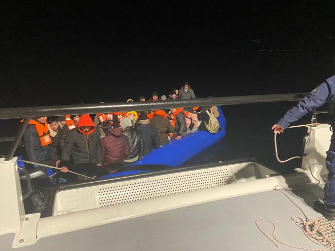 Çanakkale açıklarında 82 düzensiz göçmen kurtarıldı