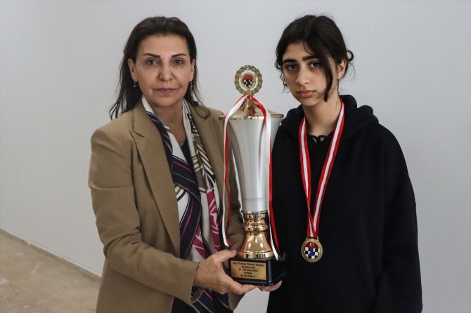 Depremde ödülleri enkaz altında kalan satranç şampiyonu yeni kupa ve madalyasına kavuştu
