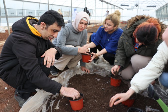 Diyarbakır'da depremzede engelliler için tohum ekim etkinliği