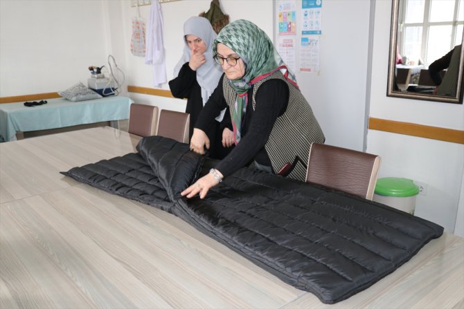Erzincan'da gönüllüler depremzedeler için 1000 uyku tulumu dikti