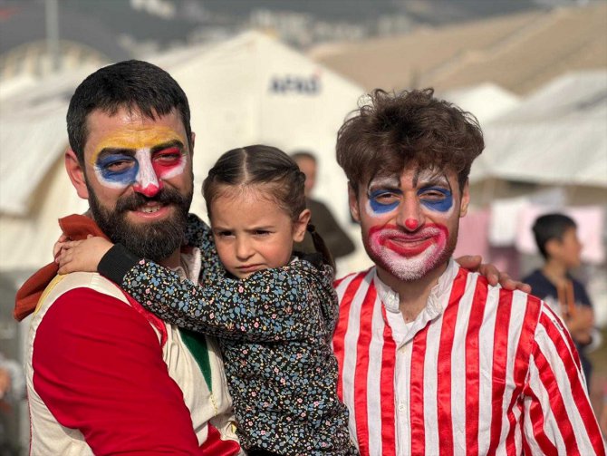Erzurum Büyükşehir Belediyesi Şehir Tiyatrosu Adıyaman'da çocukların yüzünü güldürüyor