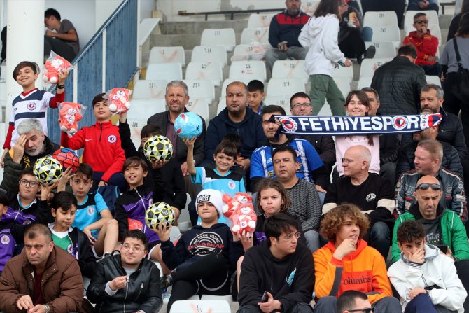 Fethiyespor-Kastamonuspor maçında depremzede çocuklar için top ve oyuncak toplandı
