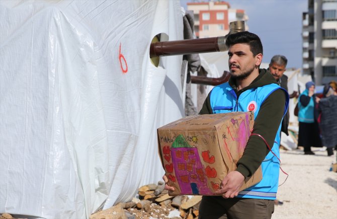 Filistinli gönüllü, Adıyaman'da depremzedelere yardım ediyor