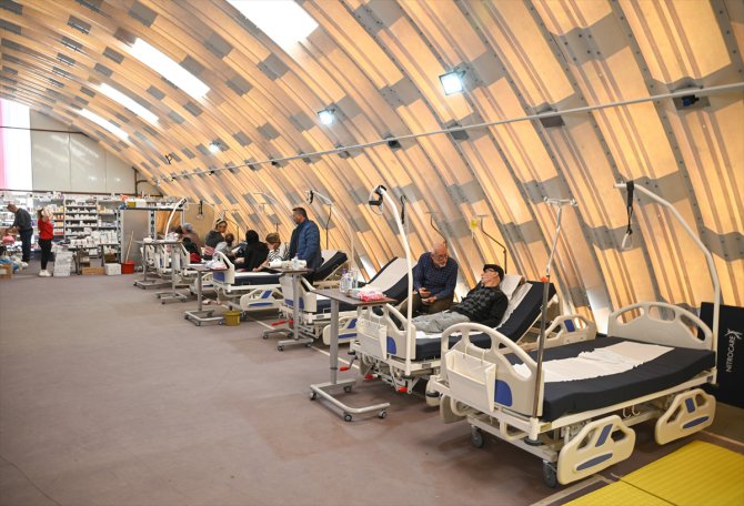 Gönüllü doktorlar sahra hastanesinde sağlık hizmeti veriyor