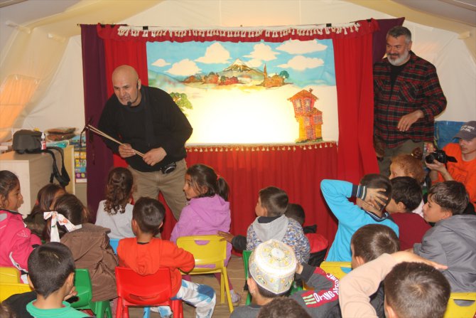 Hatay'da depremzede çocuklar "Karagöz ve Hacivat" gösterisiyle eğlendi