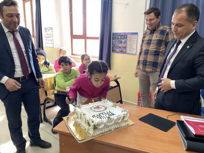 Isparta'da depremzede öğrenci Ayşe'ye doğum günü sürprizi