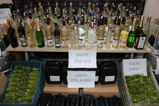 İzmir'de eğlence mekanlarına sahte içki satan 11 şüpheli yakalandı