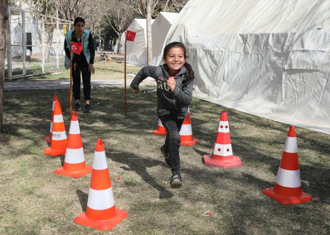 Kahramanmaraş'ta çadır kentte düzenlenen etkinliklerde çocuklar eğlenceli anlar yaşıyor