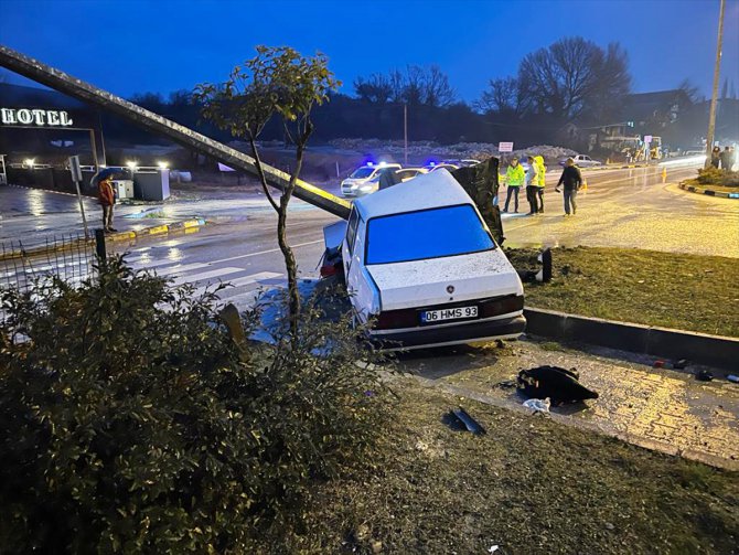 Karabük'te aydınlatma direğine çarpan otomobilin sürücüsü ağır yaralandı