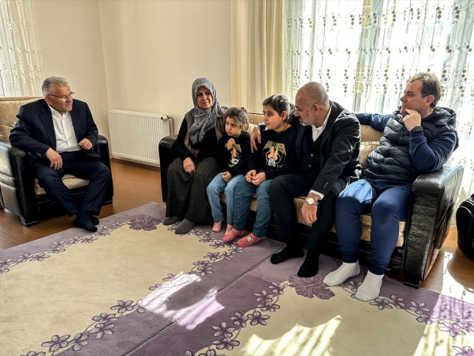 Kayseri'deki depremzede aileye "Kayserispor" morali