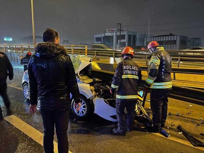 Kocaeli'de bariyere saplanan otomobilin sürücüsü yaralandı