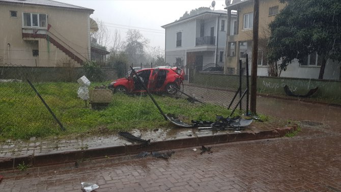Kocaeli'de polisten kaçanların ekip otosuyla çarpıştığı kazada 1 kişi yaralandı
