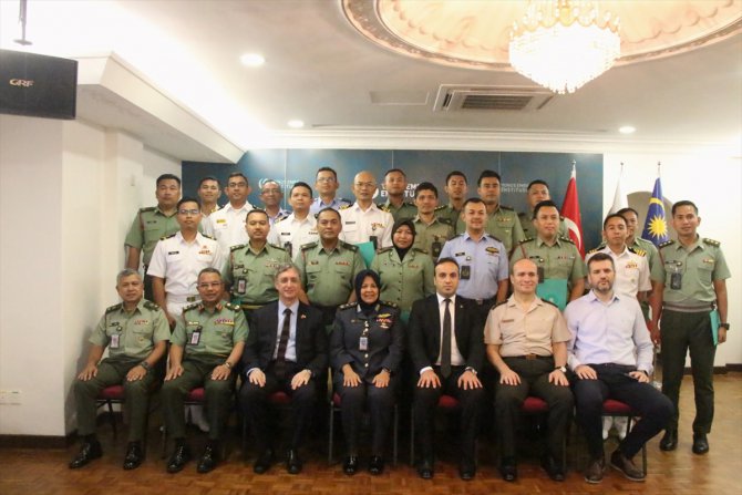 Kuala Lumpur'da Türkçe eğitimini tamamlayan Malezyalı askerlere sertifikaları verildi
