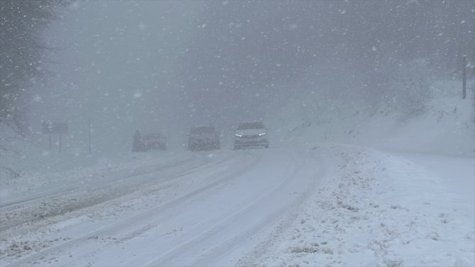 Kütahya-Bursa kara yolunun Domaniç Dağı geçişinde kar etkili oluyor