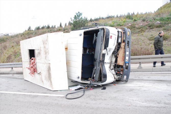 Maltepe'de devrilen kamyonetin sürücüsü yaralandı