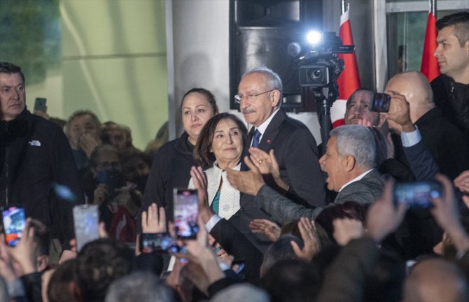 Millet İttifakı'nın Cumhurbaşkanı adayı Kılıçdaroğlu, CHP Genel Merkezi önünde konuştu: