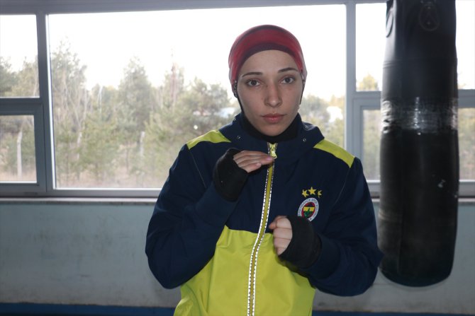 Milli boksör Rabia Topuz, depremin izini yumruklarıyla silmeye çalışıyor