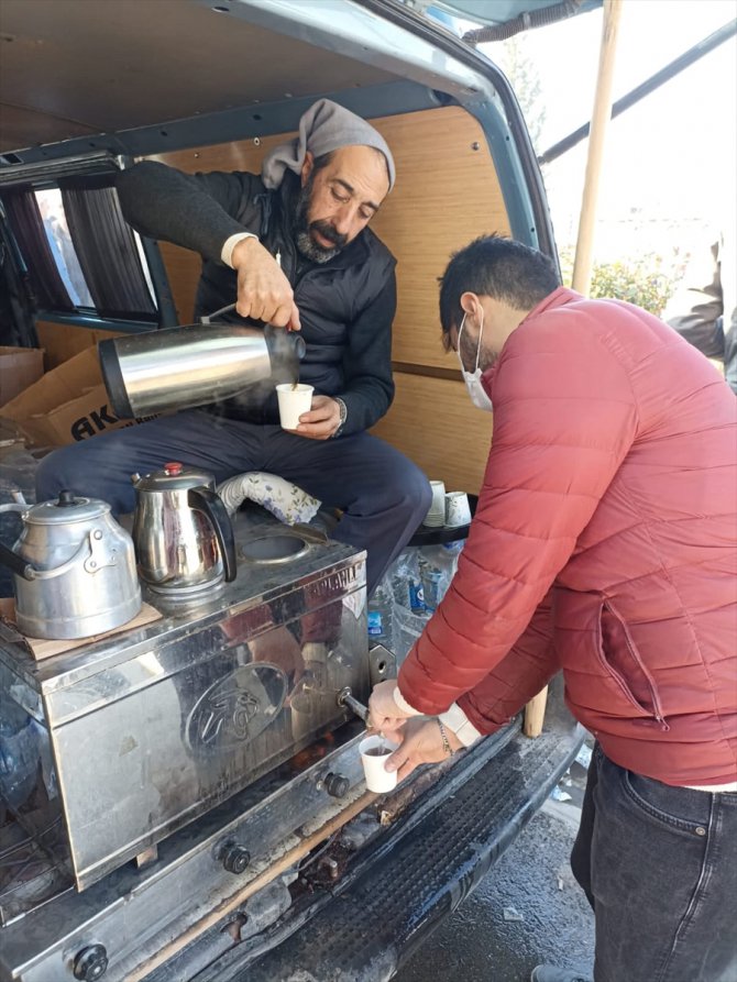Minibüsüyle gittiği deprem bölgesinde günlerce ücretsiz çay dağıttı