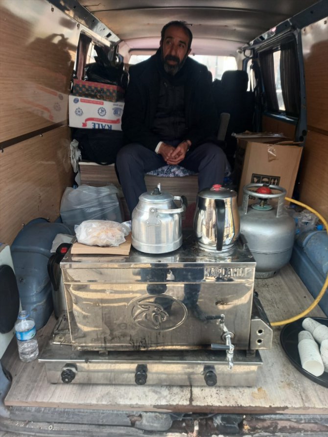 Minibüsüyle gittiği deprem bölgesinde günlerce ücretsiz çay dağıttı