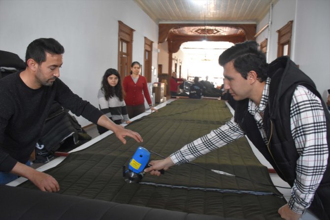 Muğla'da usta öğretici ve kursiyerler "depremzedeler üşümesin" diye makine başına geçti