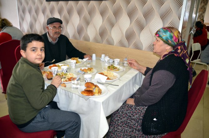 Muş'ta öğrenci ve veliler evlerinde yaptıkları yemekleri depremzedelere ikram etti