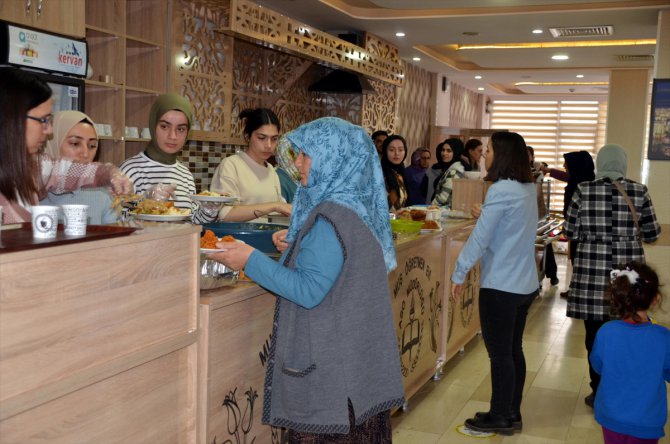 Muş'ta öğrenci ve veliler evlerinde yaptıkları yemekleri depremzedelere ikram etti