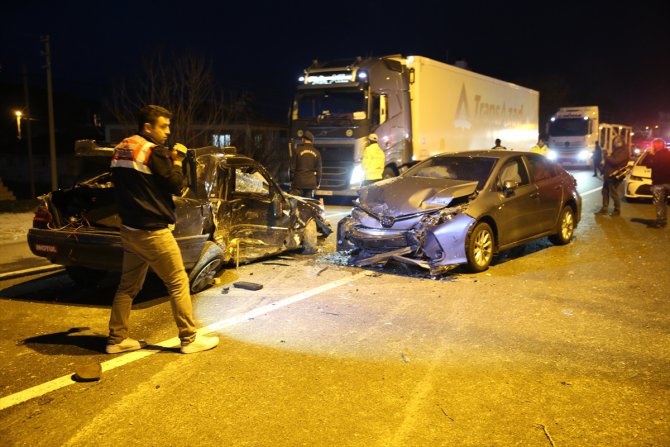 Nevşehir'de üç otomobilin karıştığı kazada 2 kişi öldü, 2 kişi yaralandı