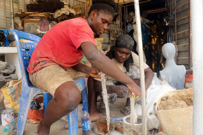 Nijerya'da kadın girişimci Motunrayo, vitrin mankeni tasarlayarak ailesine destek sağlıyor: