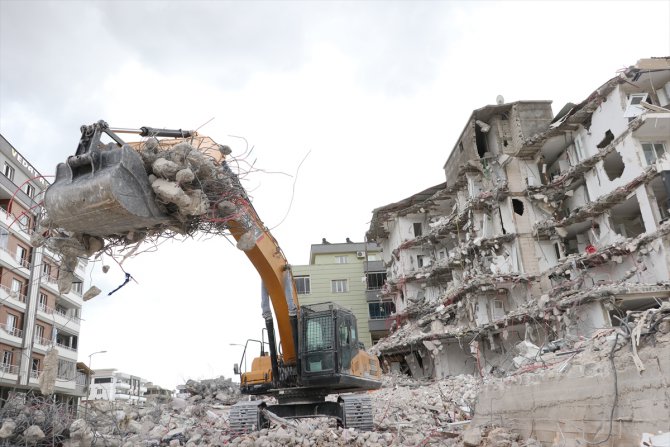 Nurdağı ve İslahiye'de acil yıkım kararı alınan 1224 binadan 950'si yıkıldı