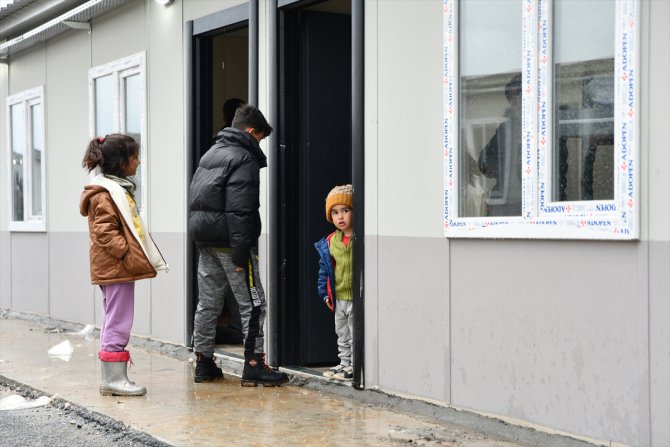Nurdağı'nda depremzedeler prefabrik evlere yerleşmeye başladı