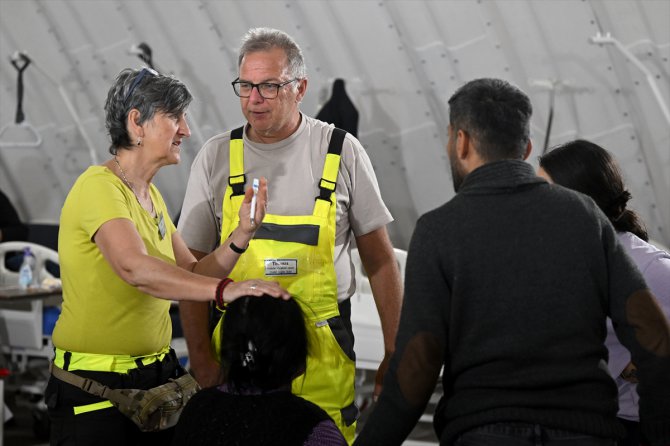 Sağlık çalışanı Alman karı koca Hatay'da gönüllü hizmet veriyor