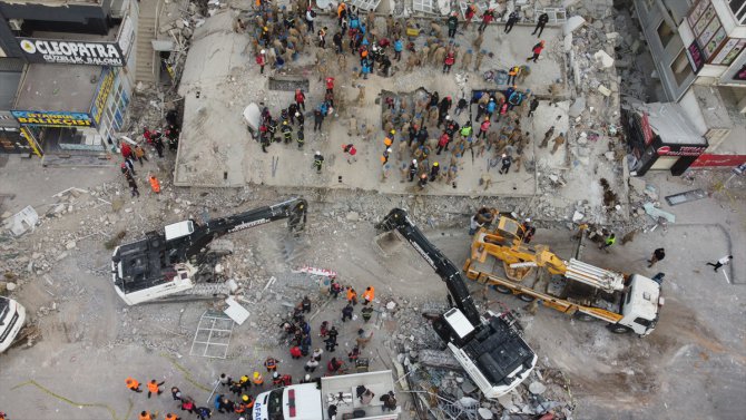 GÜNCELLEME 3 - Şanlıurfa'da 6 katlı bina yıkıldı