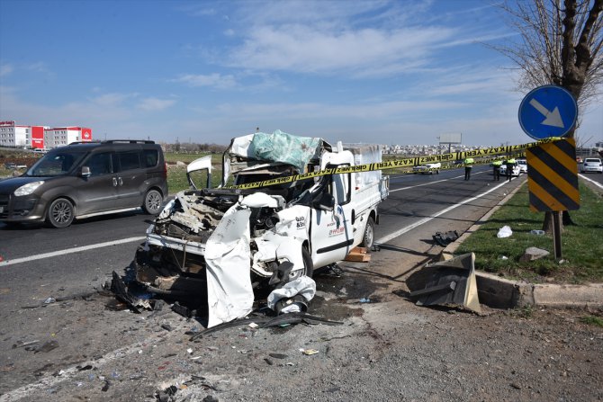 Şanlıurfa'da kamyon ile kamyonet çarpıştı, 1 kişi öldü, 1 kişi yaralandı