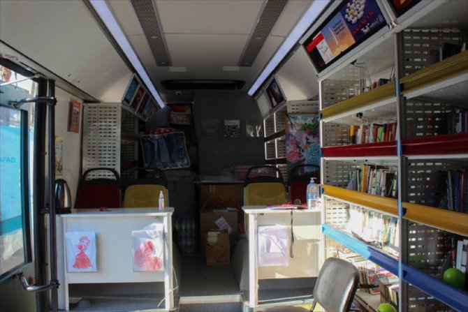 Şırnak'tan gelen gezici kütüphane İskenderunlu depremzede çocukların hizmetinde