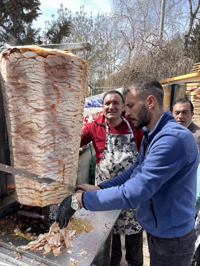 Sivaslı esnaftan Adıyaman'daki depremzedelere bir ton tavuk döner