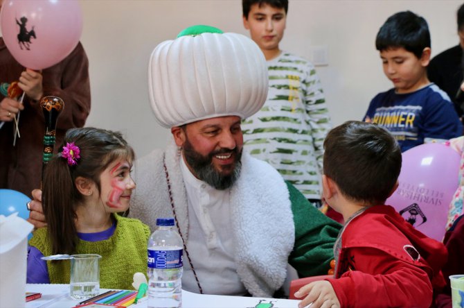 Temsili Nasreddin Hoca depremzede çocukları fıkra ve hediyelerle eğlendiriyor