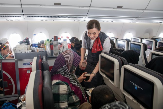 THY'nin "Tek Yürek" isimli 400'üncü uçağının ilk yolcuları depremzede çocuklar ve aileleri oldu