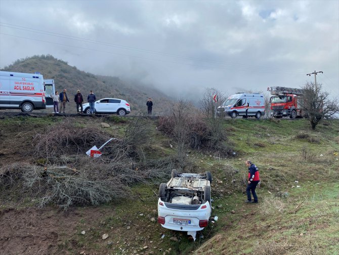 Tunceli'de devrilen otomobildeki 3 kişi yaralandı