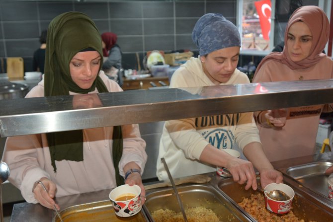 Uzungöl'de kalan depremzedeler için gönüllüler yemek pişiriyor