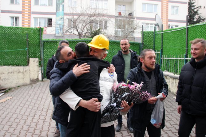 Zonguldaklı madenciler enkazdan kurtardıkları çocuğu ve annesini ziyaret etti