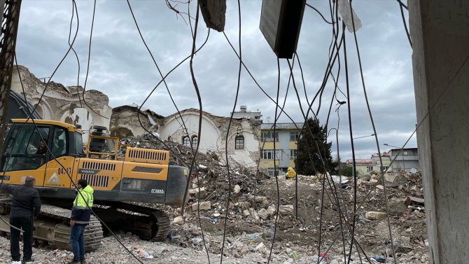 Depremler Adıyaman'daki cami ve türbelere ağır hasar verdi