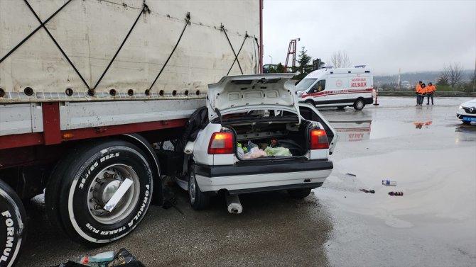 Düzce'de dinlenme tesisinde park halindeki tıra çarpan otomobildeki 3 kişi yaralandı