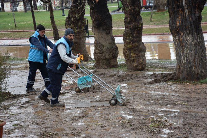 Gaziantep'te sağanak ve dolu yağışının ardından temizlik çalışması yapılıyor