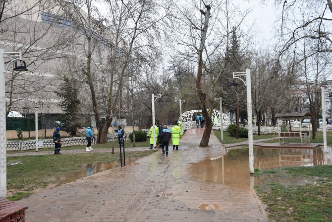 Gaziantep'te sağanak ve dolu yağışının ardından temizlik çalışması yapılıyor