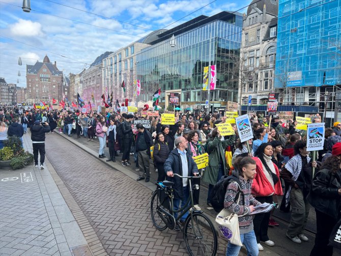 Hollanda'da ırkçılığa ve ayrımcılığa karşı gösteri ve yürüyüş düzenlendi