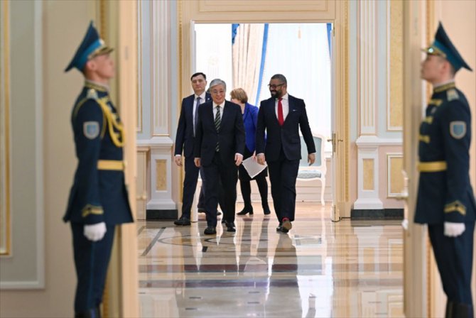 İngiltere, petrol ihracatında alternatif yollar bulması için Kazakistan’a yardıma hazır