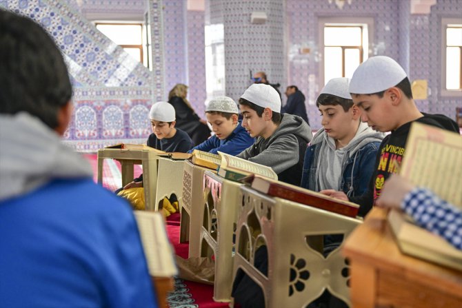İstanbul'daki Hazreti Ömer Camisi'ne çocuklar büyüklerini götürüyor
