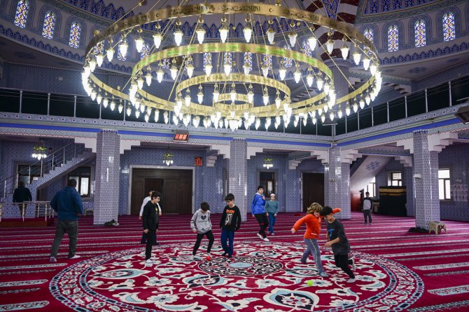 İstanbul'daki Hazreti Ömer Camisi'ne çocuklar büyüklerini götürüyor