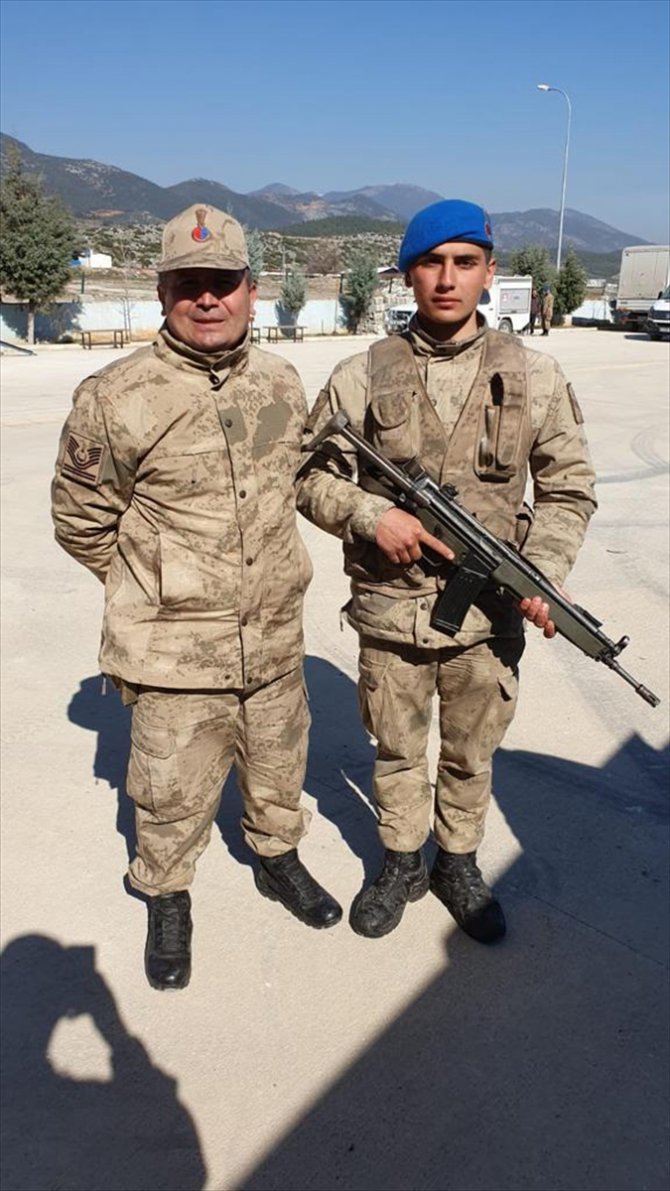 Jandarma baba oğul Hatay'da depremzedelere hizmet etmenin gururunu yaşadı